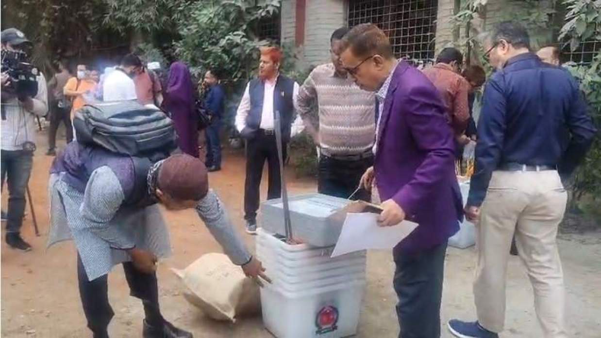 কেন্দ্রে পৌঁছাতে শুরু করেছে ব্যালটসহ নির্বাচনী সরঞ্জাম