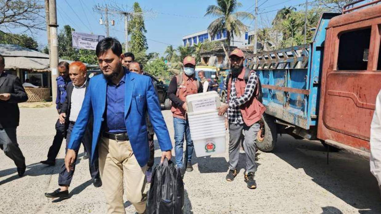 কক্সবাজার-৪ আসন: সেন্টমাটিনসহ কেন্দ্রে কেন্দ্রে পৌঁছাচ্ছে ব্যালট