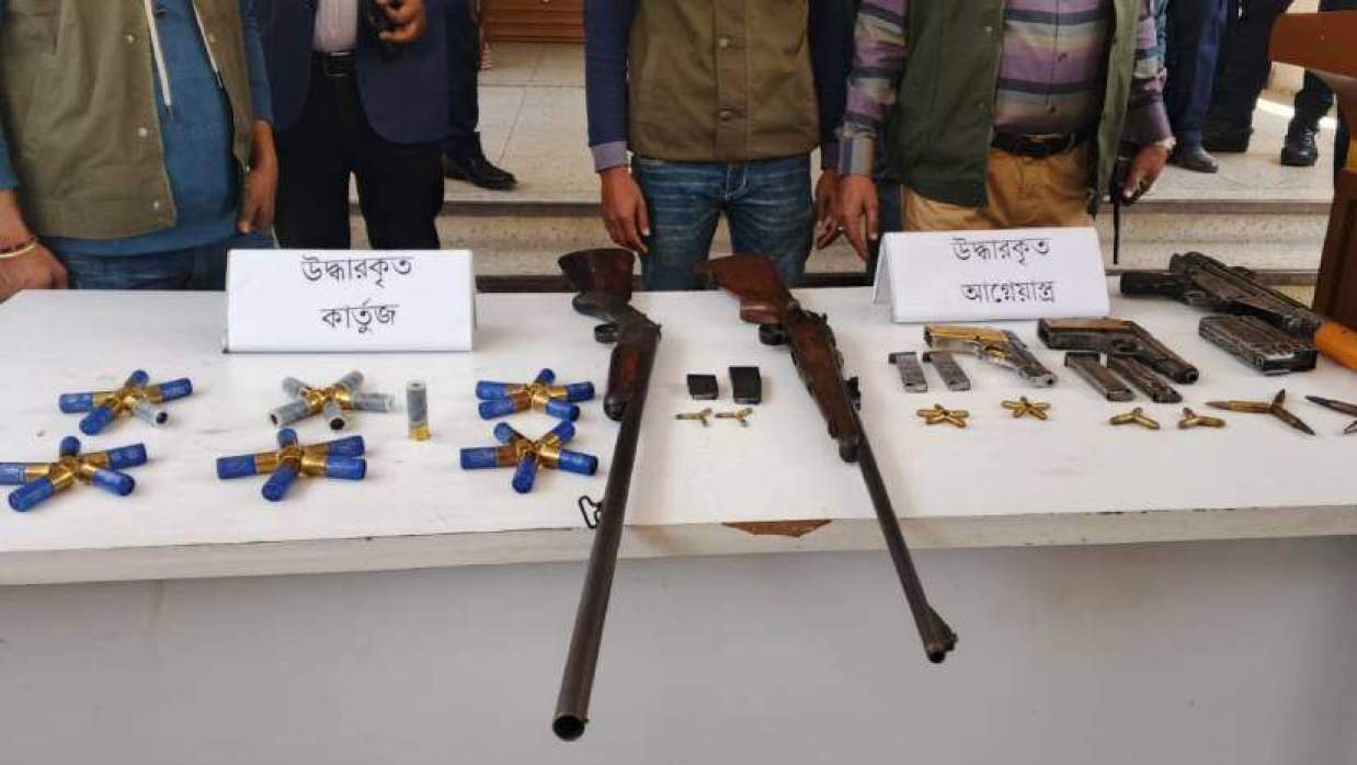 অভিযানে জব্দ করা অস্ত্র-গুলি। বুধবার দুপুরে পাবনা পুলিশ সুপার কার্যালয়ে