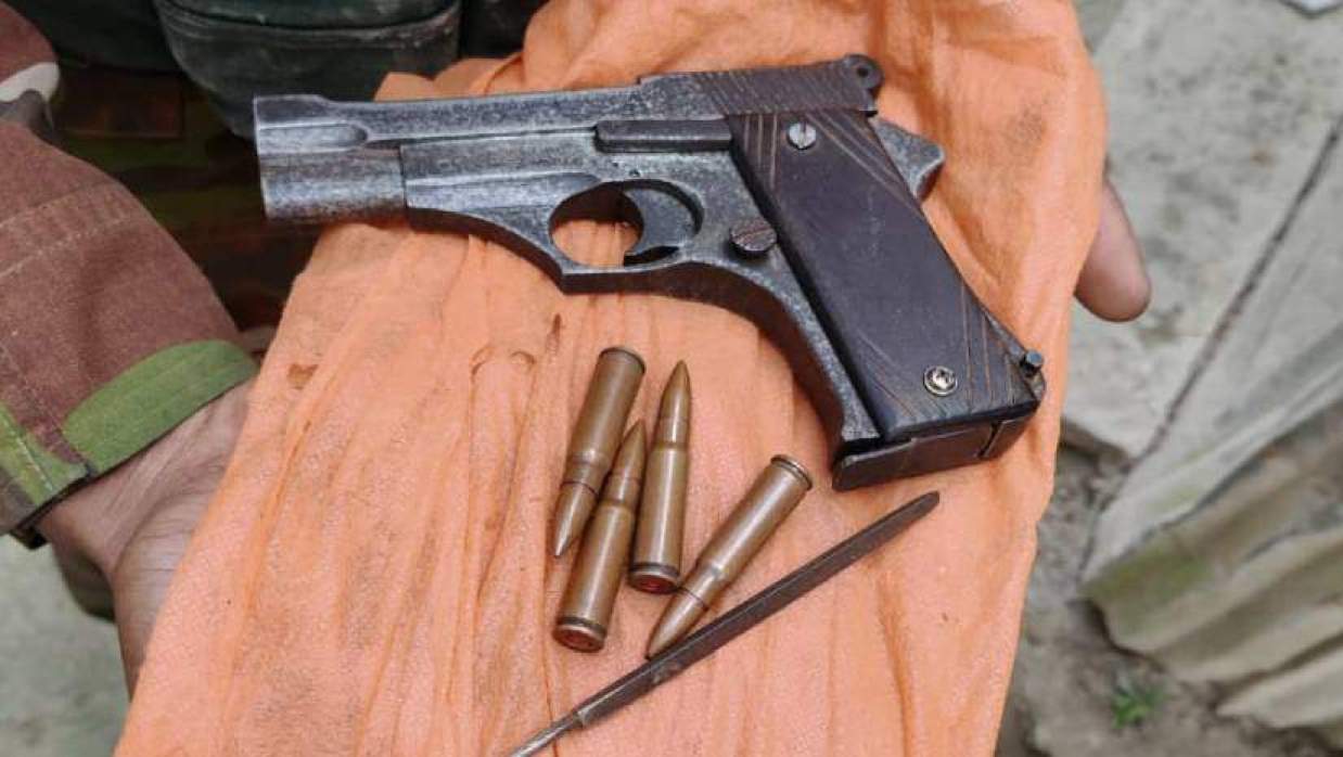 জব্দ করা পিস্তল-ম্যাগাজিন