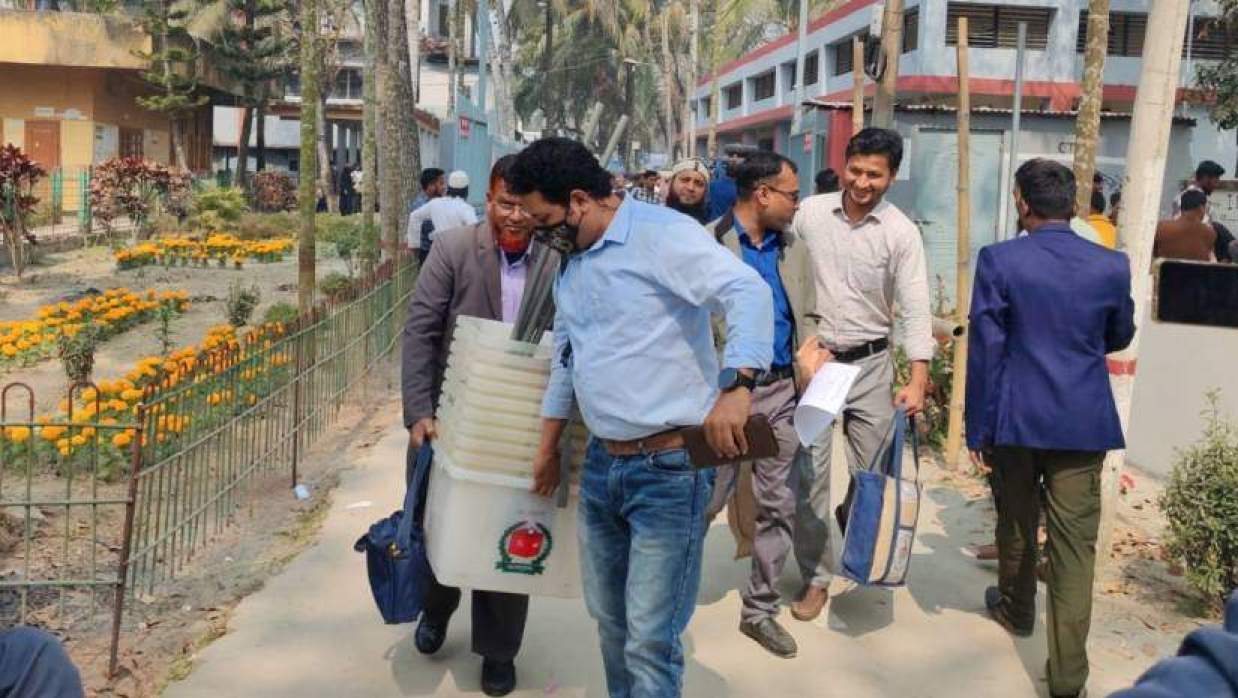 নির্বাচনী সরঞ্জাম নিয়ে যাওয়া হচ্ছে