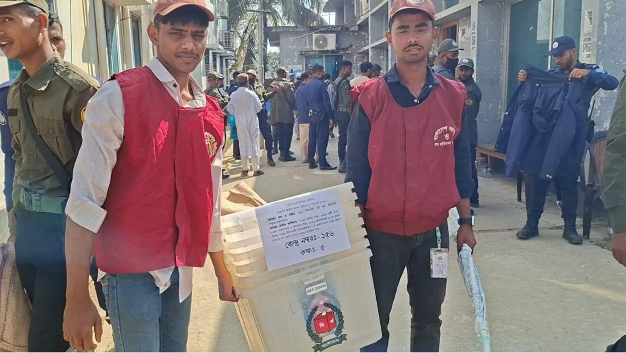 কেন্দ্রে নিয়ে যাওয়া হচ্ছে ব্যালট বক্স