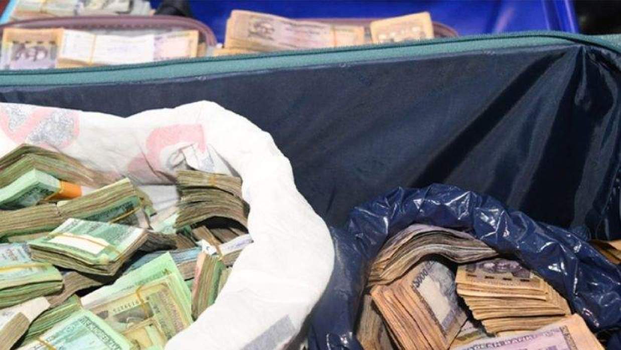 ভোটকেন্দ্রের সামনে বস্তাভর্তি টাকাসহ স্বেচ্ছাসেবকদল নেতা আটক