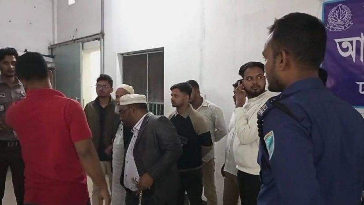 সেনাবাহিনীর হাতে আটক ব্যক্তিরা