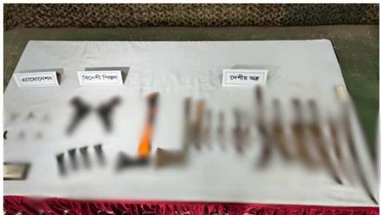 অভিযানে অবৈধ বিদেশি পিস্তল, ম্যাগাজিন ও গোলাবারুদ উদ্ধার 