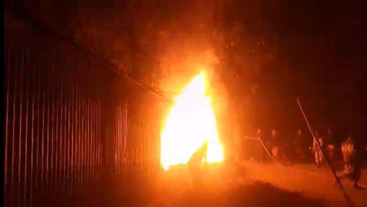 ইউনিয়ন জামায়াত আমিরের বাড়িতে আগুন