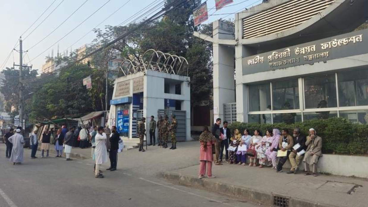 রাজধানীর জাতীয় প্রতিবন্ধী উন্নয়ন ফাউন্ডেশন কেন্দ্রে ভোটারদের ভিড়