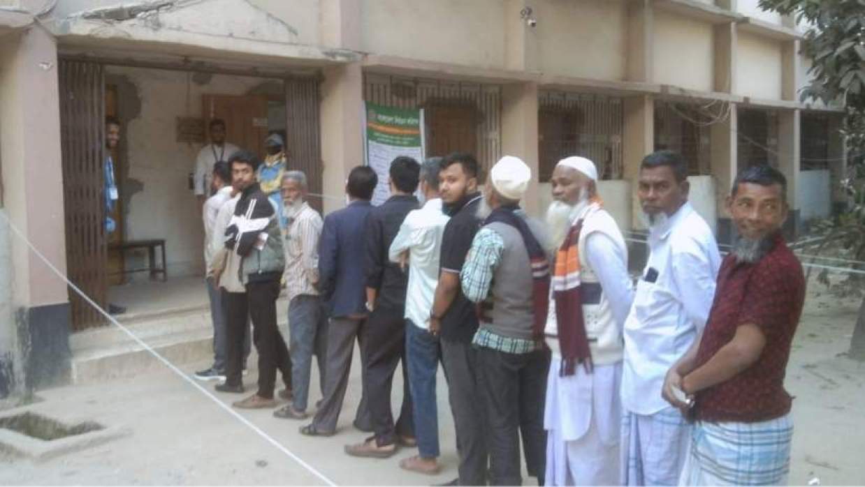 বাজার বালিকা উচ্চ বিদ্যালয় কেন্দ্রে ভোটারদের লাইন