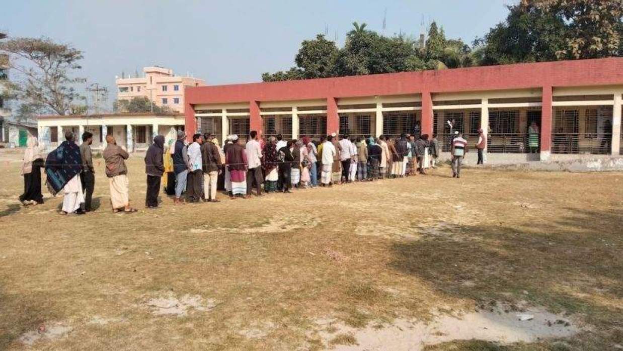 শৃঙ্খলা মেনে ভোটাধিকার প্রয়োগ করছেন ভোটাররা