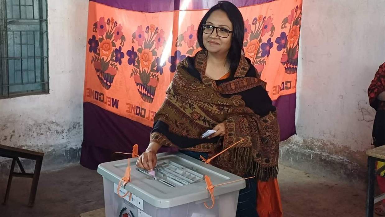 ভোট দিচ্ছেন নাটোর-১ আসনের প্রার্থী অ্যাডভোকেট ফারজানা শারমিন পুতুল