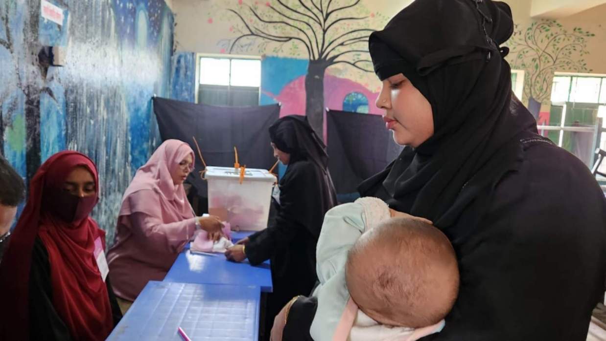 টেকনাফে ভোটকেন্দ্রে নারী ভোটারদের স্বতঃস্ফূর্ত উপস্থিতি