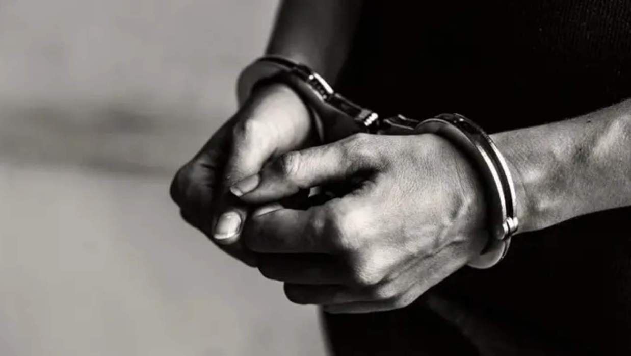 নির্বাচনী নিয়ম ভঙ্গের দায়ে সেনাবাহিনী হাতে আটক দুই