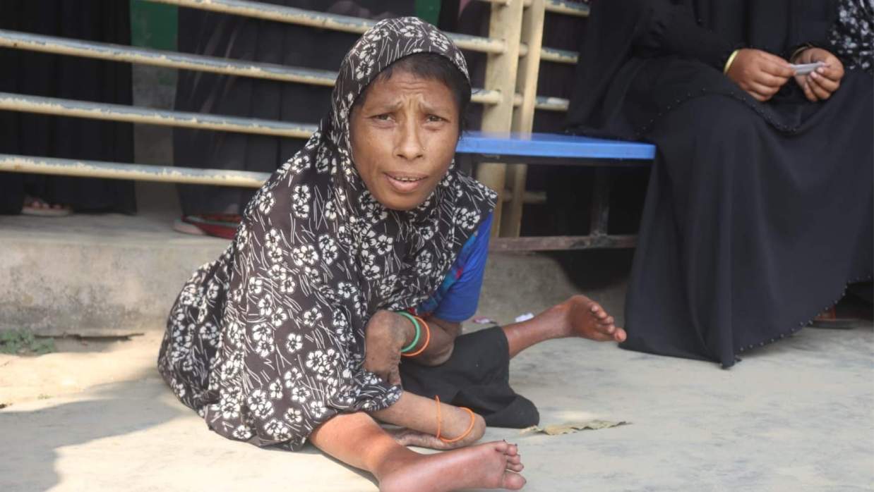 মায়ের কোলে চড়ে ভোট দিলেন শারিরীক প্রতিবন্ধী মিনা