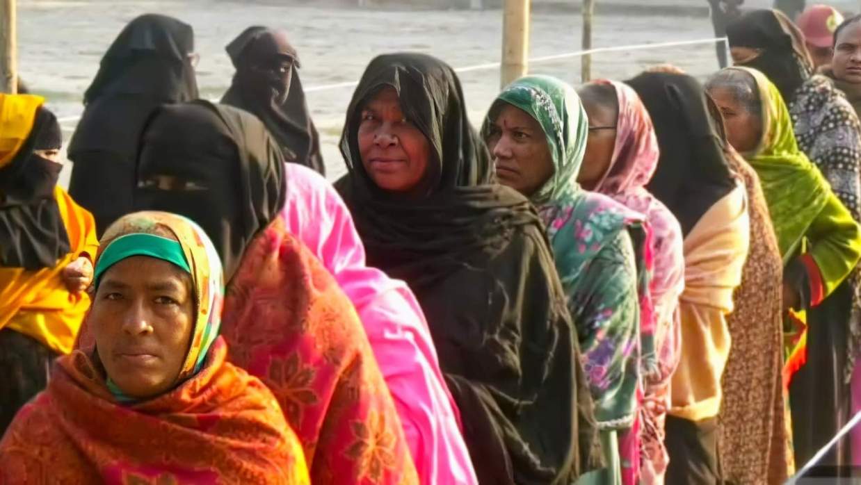 বরগুনায় নারী ভোটারদের সরব উপস্থিতি