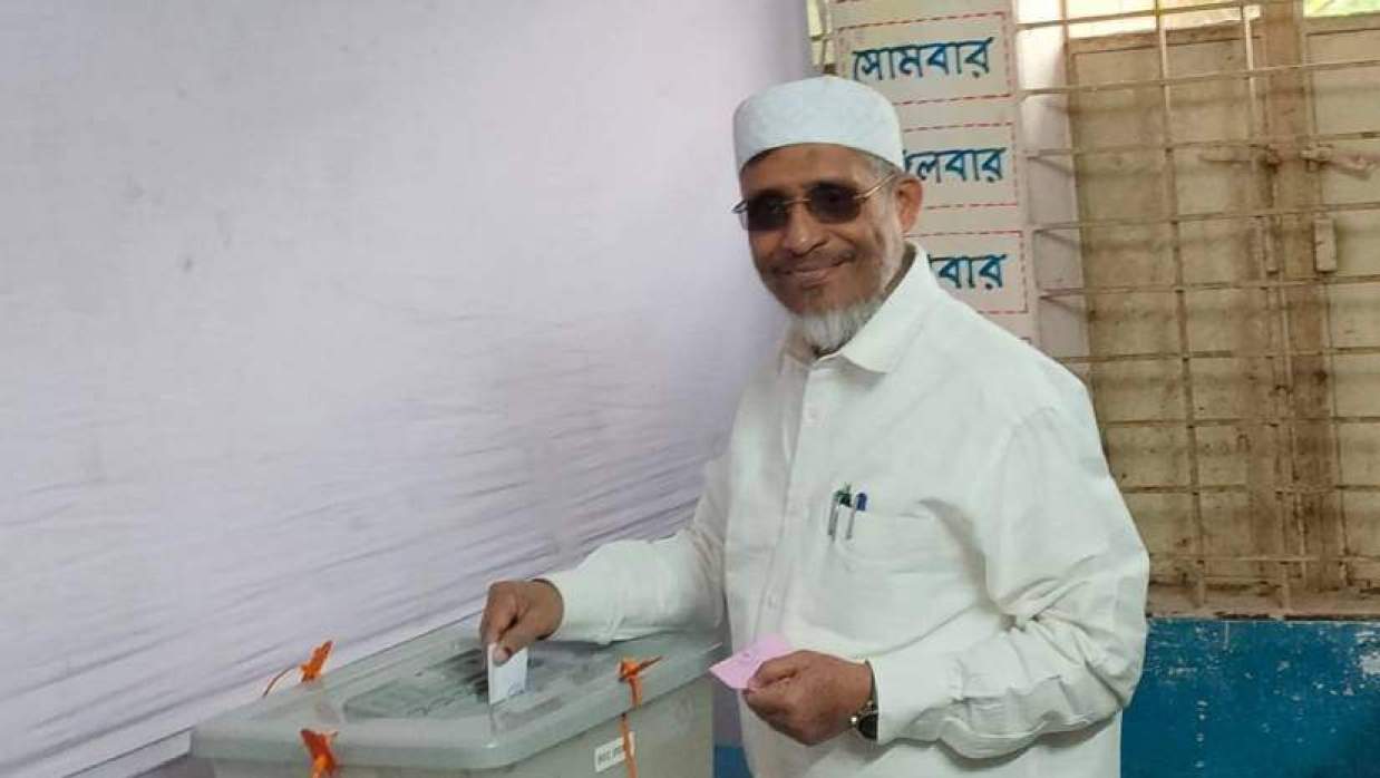 ভোট দিচ্ছেন  লুৎফুজ্জামান বাবর