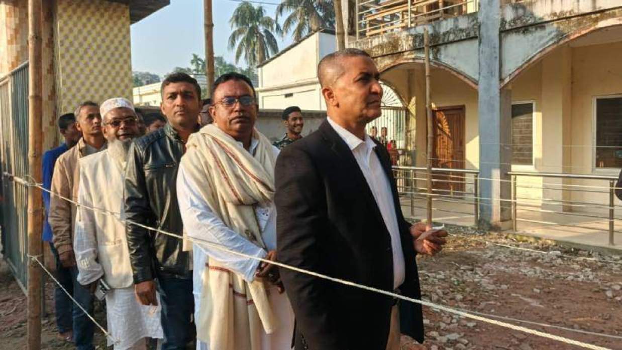 চরফ্যাশন পৌরসভার ৫ নম্বর ওয়ার্ডের করিমজান মহিলা মাদ্রাসা কেন্দ্রে ভোটারদের সঙ্গে লাইনে দাঁড়িয়ে মোহাম্মদ নুরুল ইসলাম নয়ন