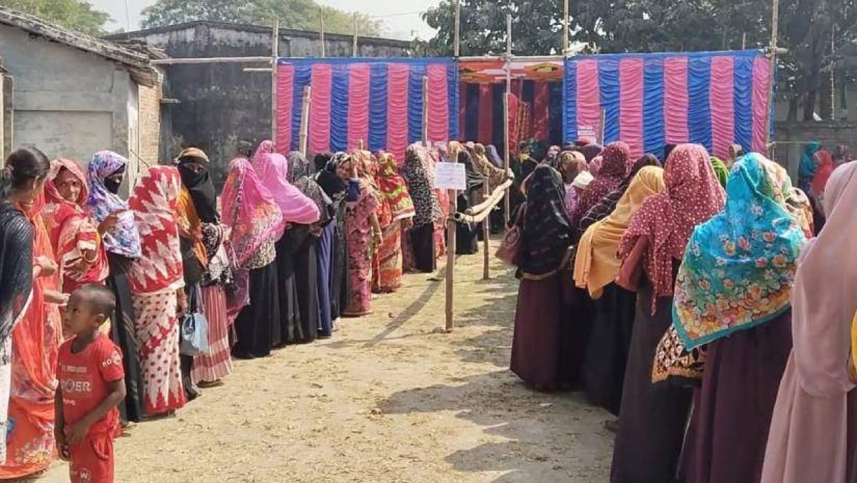 ভোট দেওয়ার জন্য লাইনে দাঁড়িয়ে আছেন নারীরা