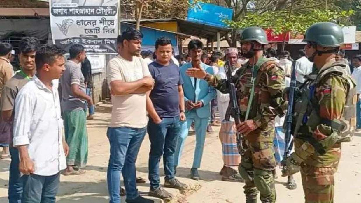 কয়েকজনকে জিজ্ঞাসাবাদ করছেন সেনাবাহিনী