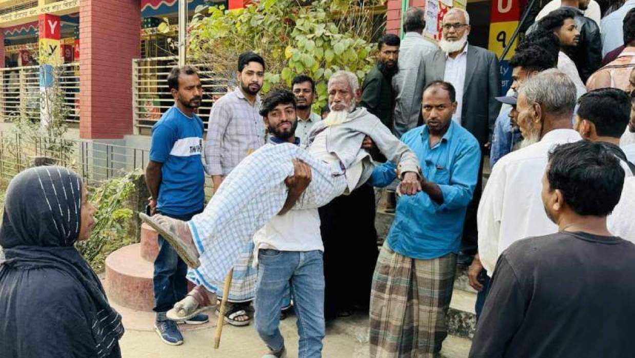 ছেলের কোলে কবির হোসেন