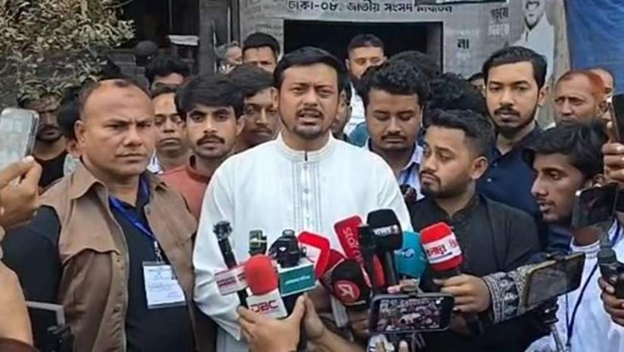 সংবাদ সম্মেলনে কথা বলছেন নাসীরুদ্দীন পাটওয়ারী