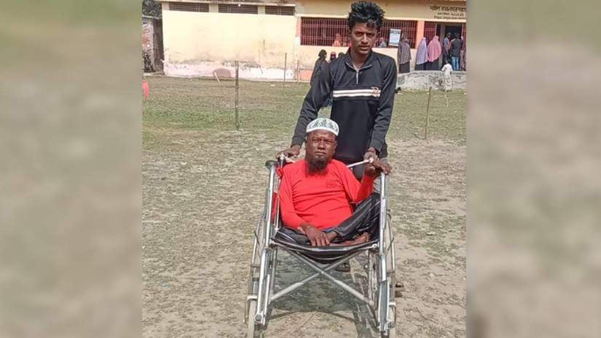 হুইলচেয়ারে শারীরিক প্রতিবন্ধী আব্দুল কদ্দুছ