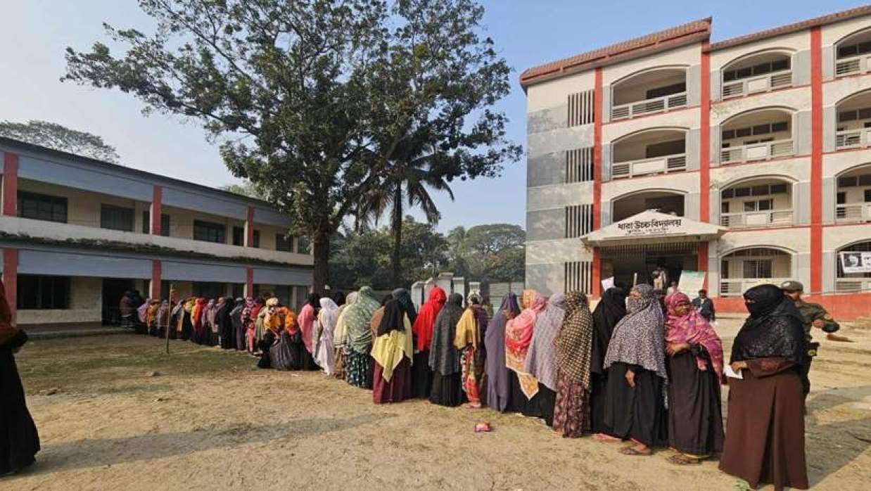 ময়মনসিংহের একটি কেন্দ্রে ভোটারদের লাইন