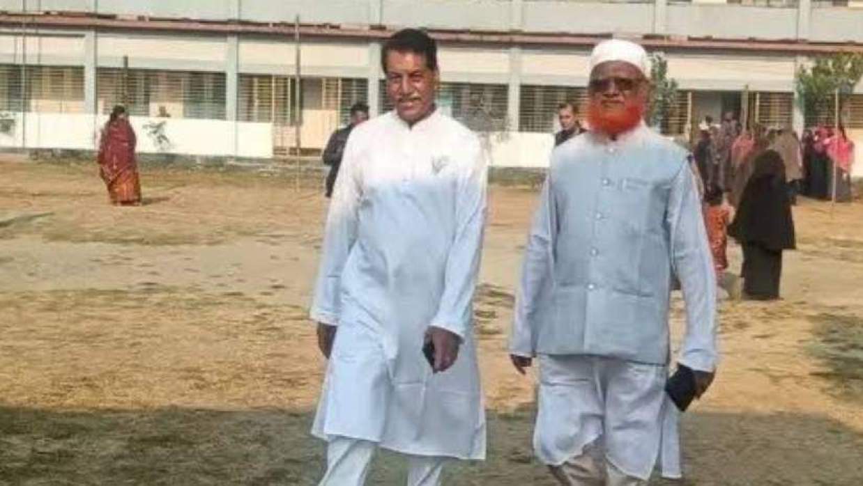  এক সঙ্গে ভোট দিতে কেন্দ্রে প্রবেশ করছেন খায়রুল কবির ও ইব্রাহীম ভূঞা