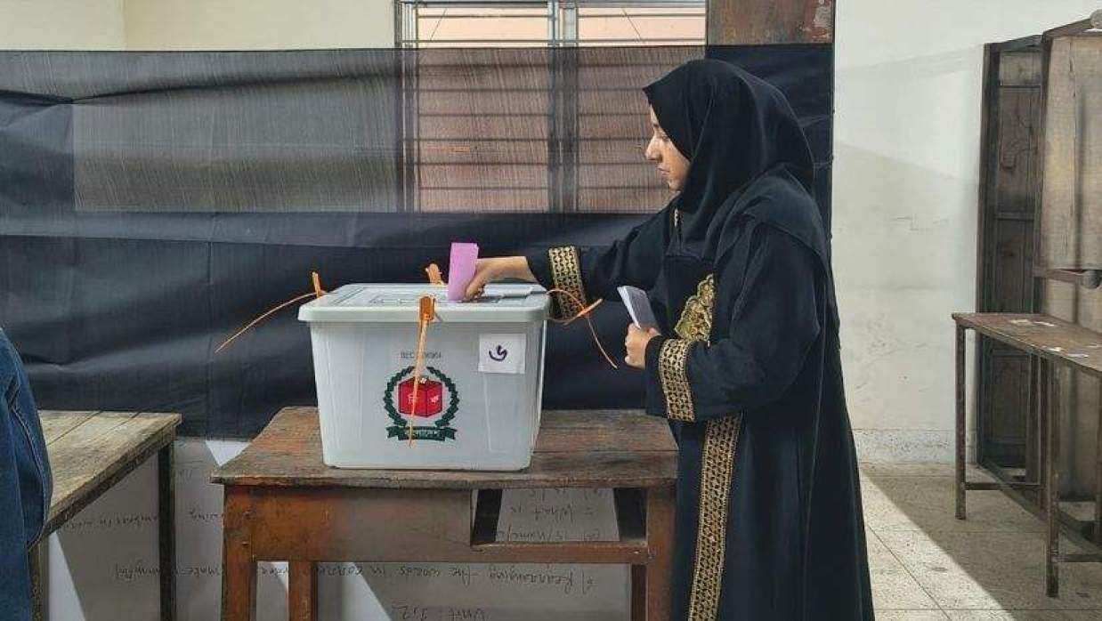 সারা দেশে উৎসবমুখর পরিবেশে ভোট সম্পন্ন হয়েছে