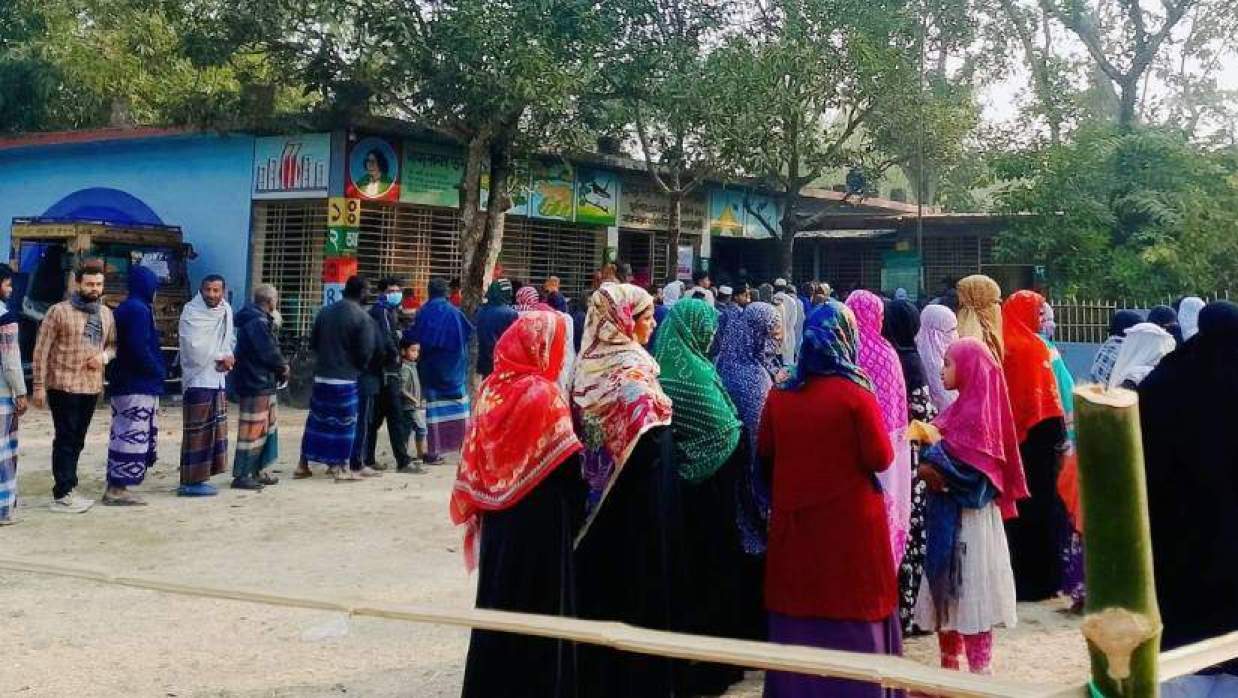 ভোট দেওয়ার জন্য লাইনে দাঁড়িয়ে আছেন ভোটাররা