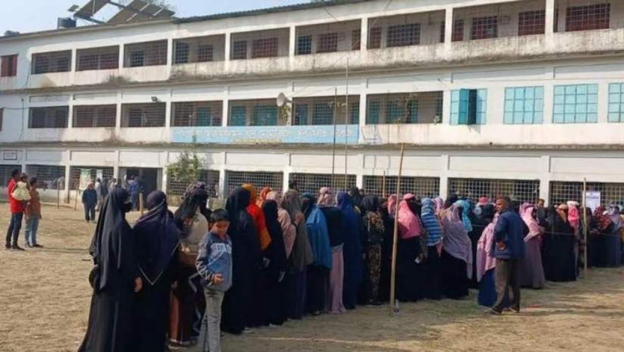 ফেনীতে ভোট কেন্দ্রে নারী ভোটার