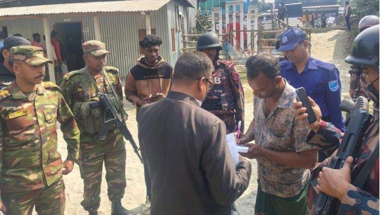 রাজবাড়ীতে ভোটকেন্দ্রে মোবাইল নিয়ে যাওয়ায় ভোটারকে কারাদণ্ড ও জরিমানা