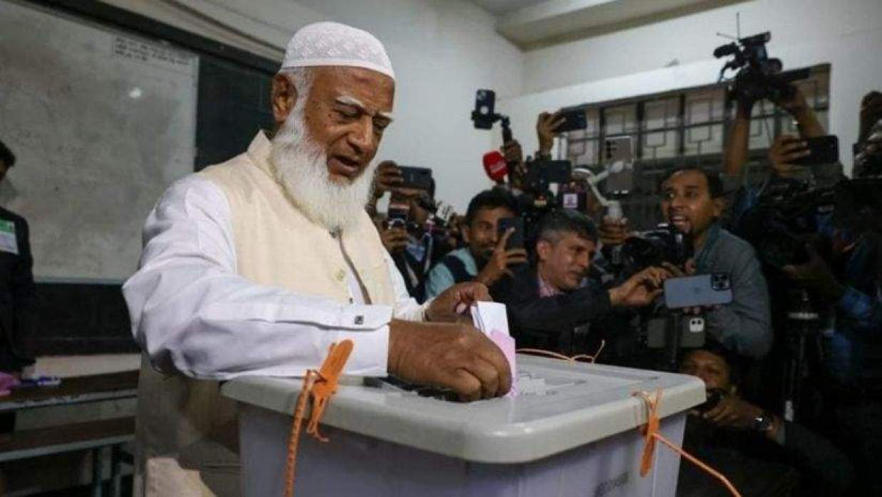 সকালে নিজ কেন্দ্রে ভোট দিলেন জামায়াত আমির