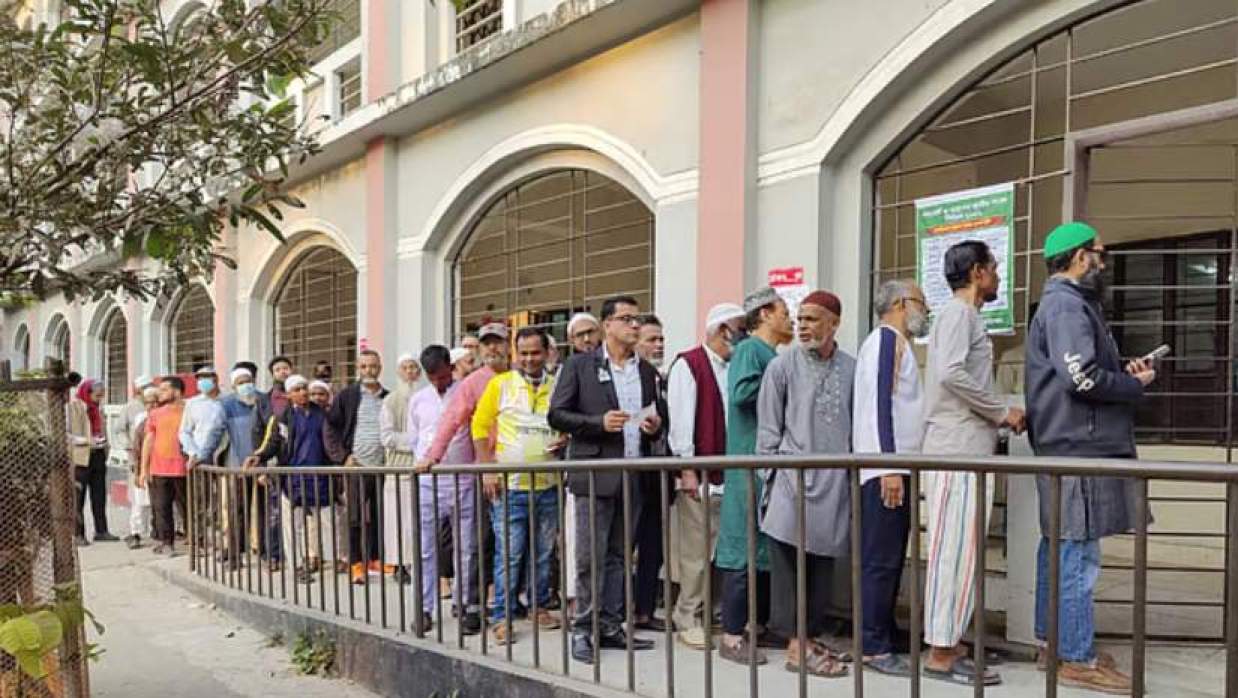 ভোটারদের লম্বা সারি ঢাকার খিলগাঁও মডেল কলেজ কেন্দ্রের সামনে