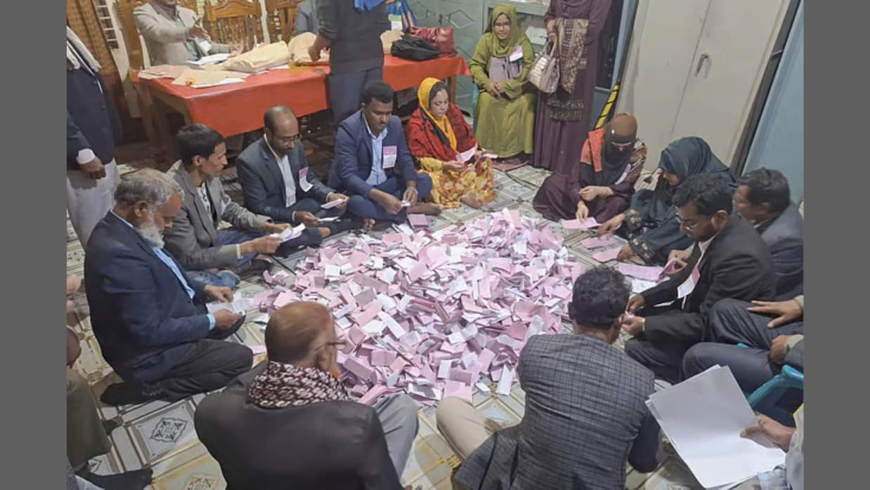 টাঙ্গাইলের এক কেন্দ্রে ভোট গণনা চলছে