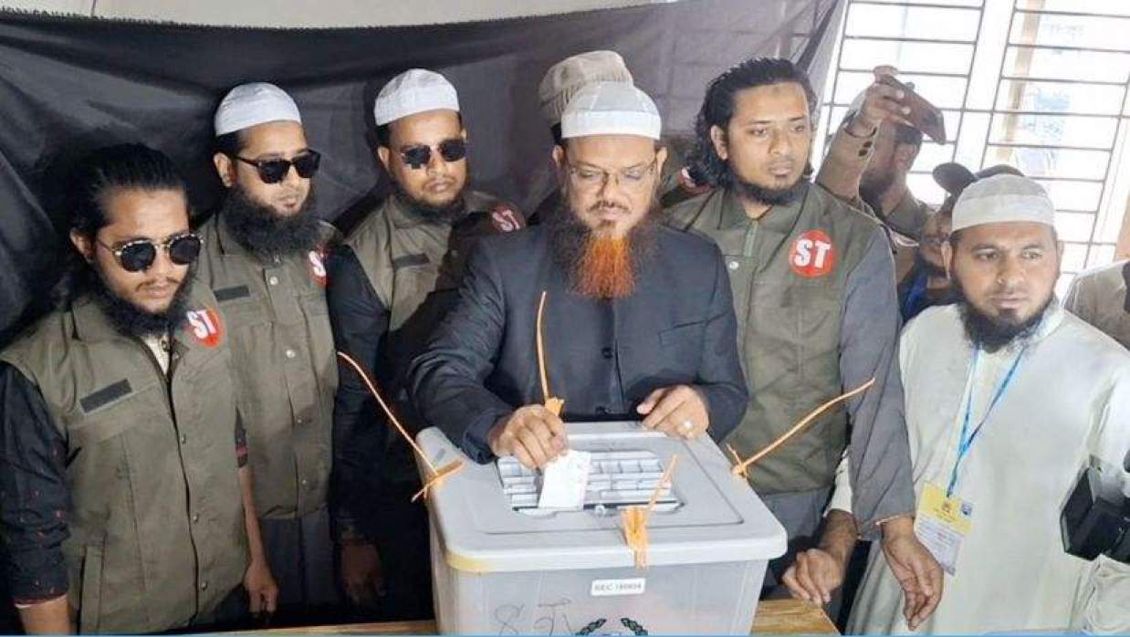 ভোট দিচ্ছেন মুফতি সৈয়দ মুহাম্মদ ফয়জুল করীম