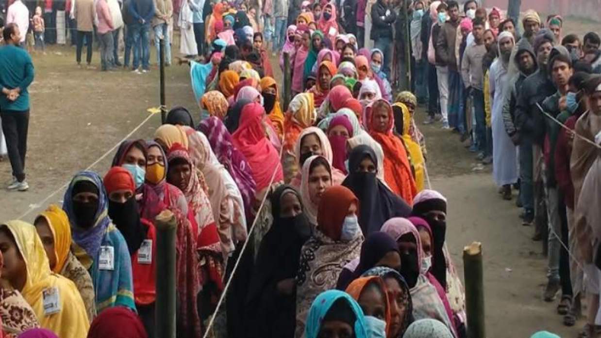 ভোটারদের দীর্ঘ লাইন