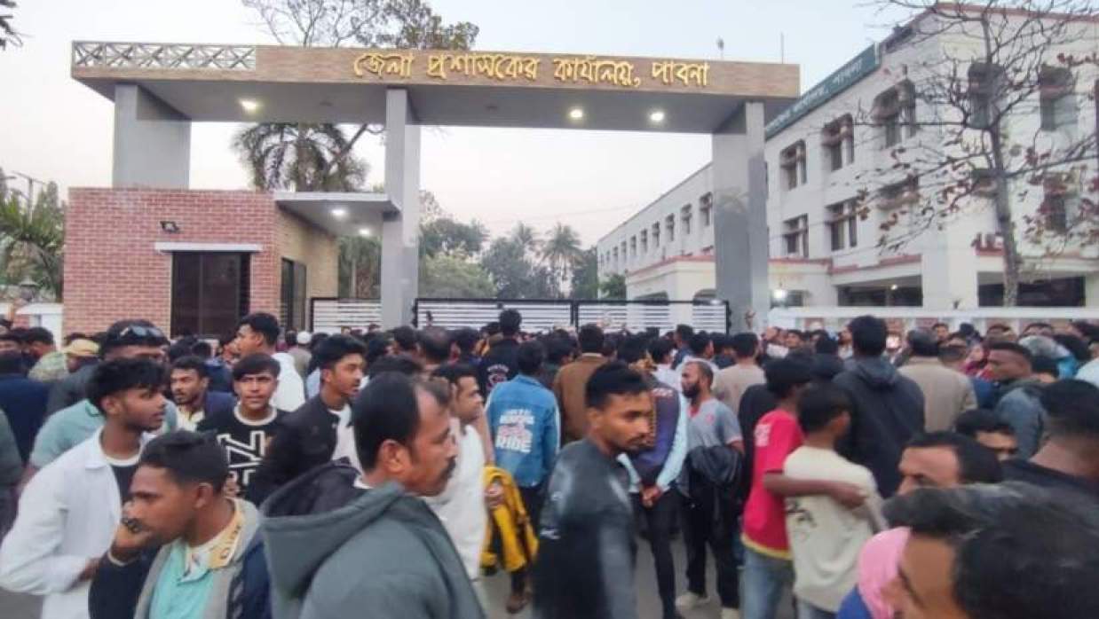 জেলা প্রশাসক কার্যালয়ের সামনে বিক্ষোভ করছেন বিএনপি নেতা কর্মীরা।