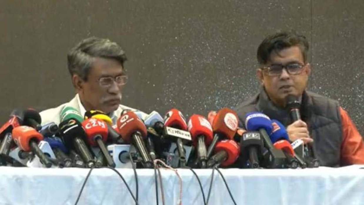 ফরেন সার্ভিস একাডেমির মিলনায়তনে এক বিফ্রিংয়ে কথা বলছেন প্রধান উপদেষ্টার প্রেস সচিব