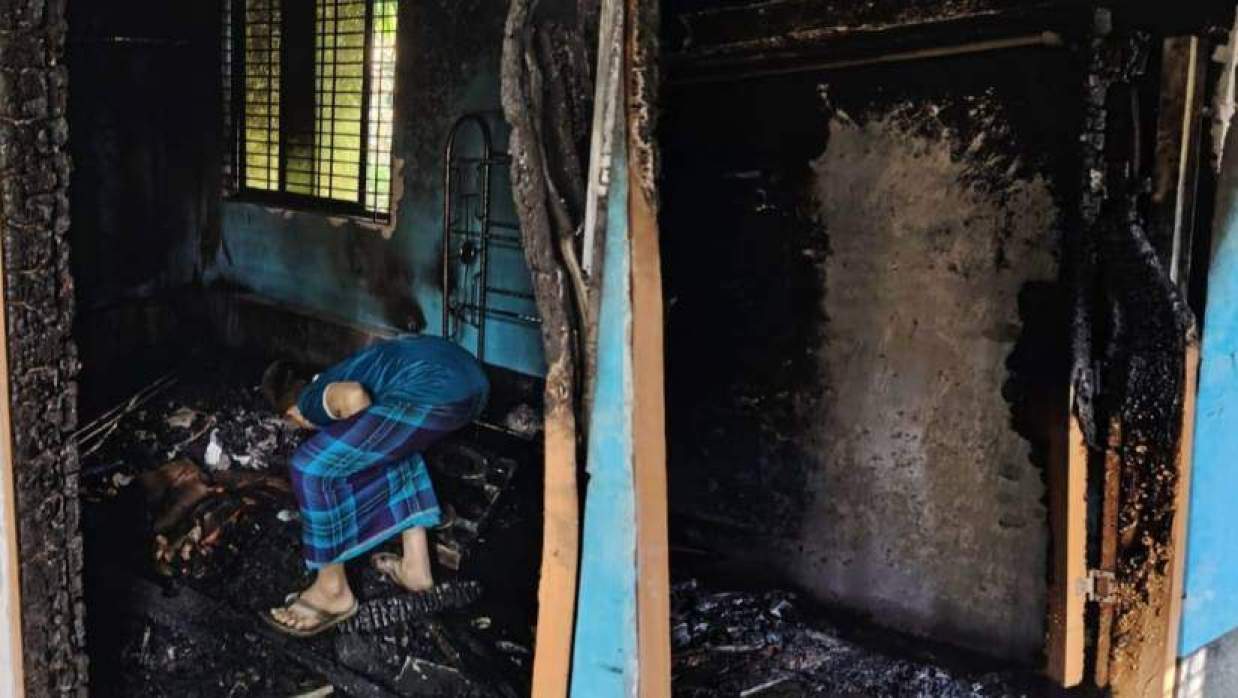 দুর্বৃত্তদের দেওয়া আগুনে পুড়ে যাওয়া জামায়াত কর্মীর বসতঘর