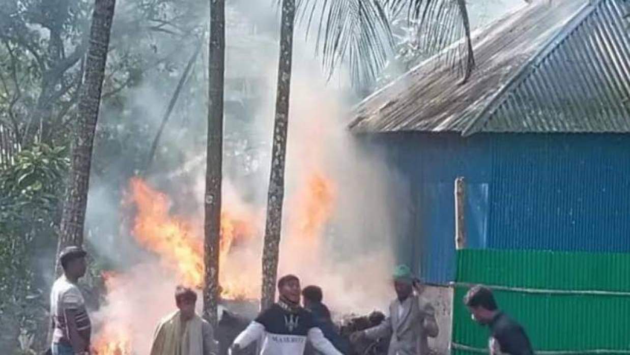 একটি বাড়িতে অগ্নিসংযোগ করা হয়