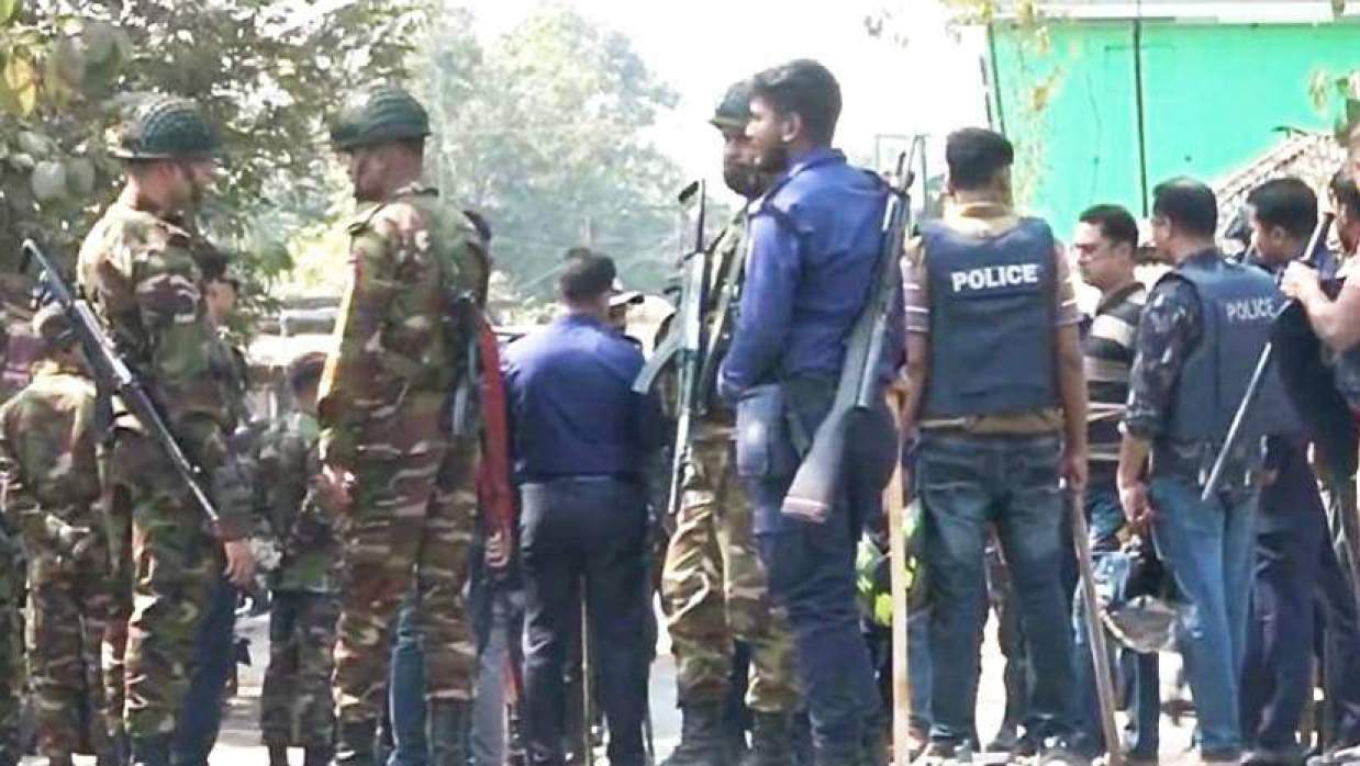 ঘটনাস্থলে আইনশৃঙ্খলা বাহিনীর সদস্যরা 