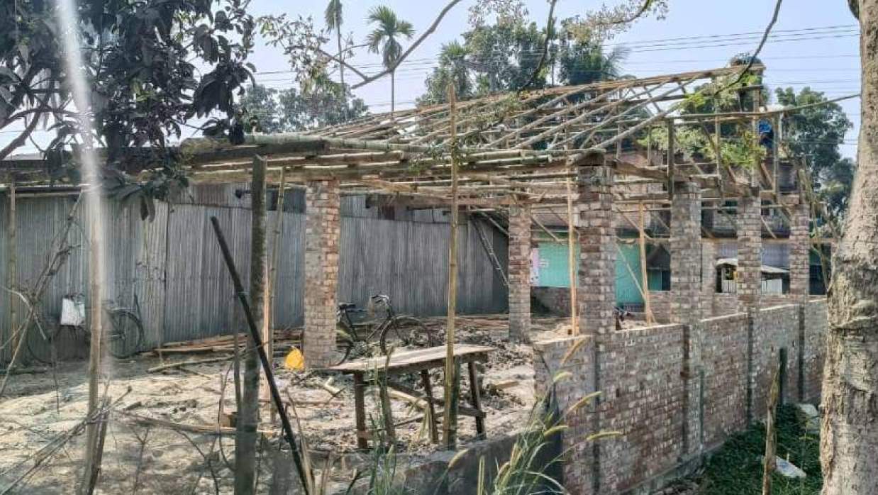 খাসজমি দখল করে আড়ত দেওয়া হয়েছে