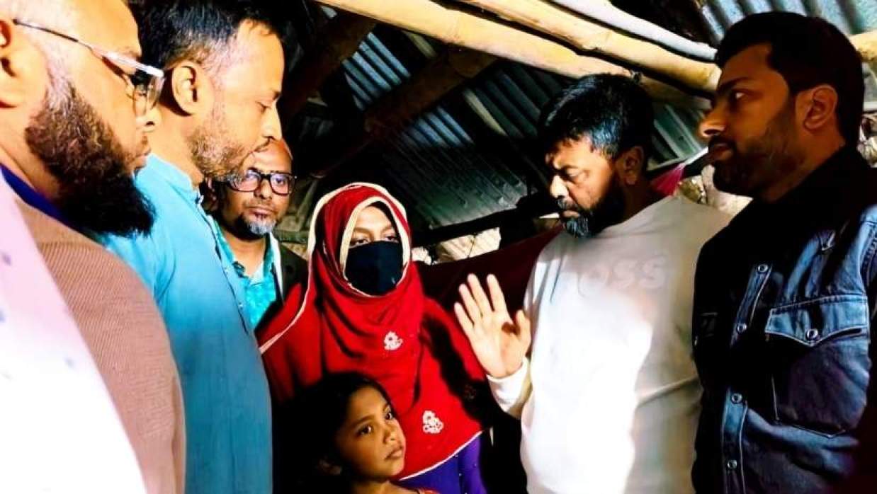 বিবি জোহরার পাশে দাড়ালেন তারেক রহমান