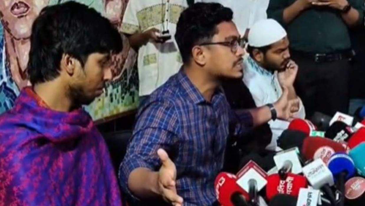 সংবাদ সম্মেলনে ডাকসু ভিপি কথা বলছেন