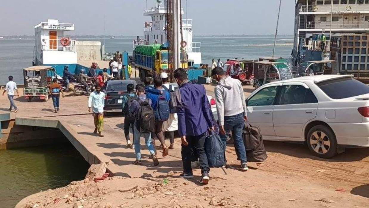 ঢাকা ফিরছে মানুষ