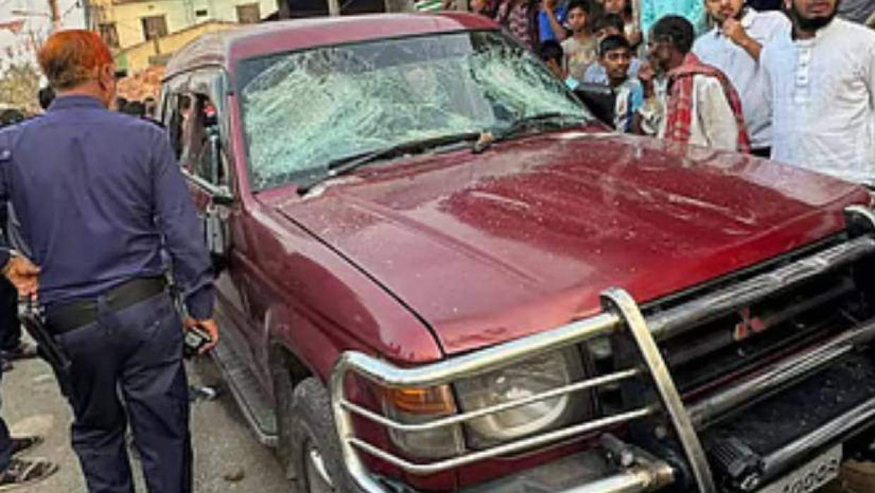 বিএনপির সাবেক সংসদ সদস্য আবুল বাশার আকন্দের গাড়িতে হামলা ও ভাঙচুর করা হয়