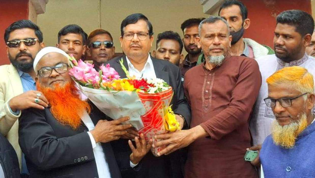 নির্বাচনে বিজয়ের পর ফুলেল শুভেচ্ছায় সিক্ত শিমুল বিশ্বাস
