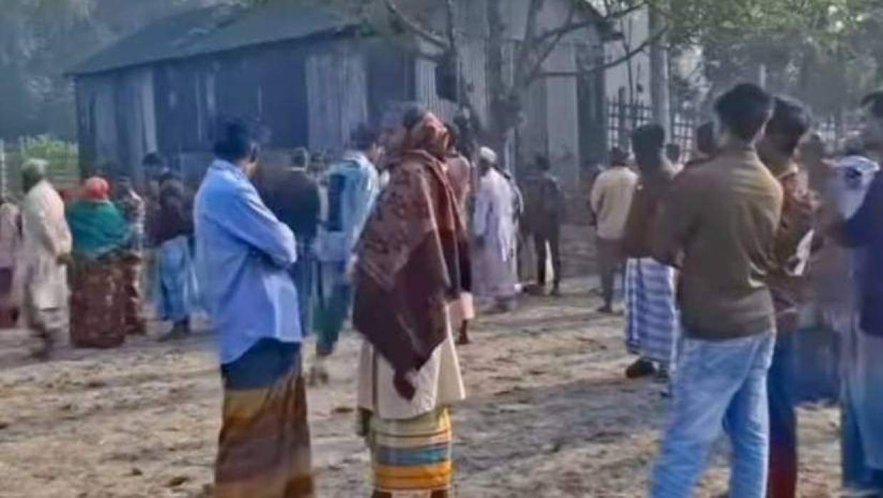 সৈয়দ হুমায়ুন কবির বাবুর মরদেহ দেখতে স্থানীয় লোকজনের ভিড়