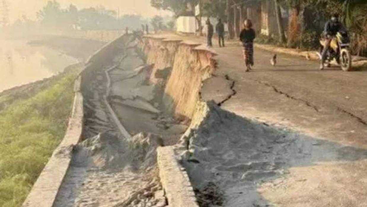 নির্মাণের মাত্র তিন দিনের মাথায় একটি নতুন সড়ক কয়েক ফুট নিচ পর্যন্ত ধসে গেছে