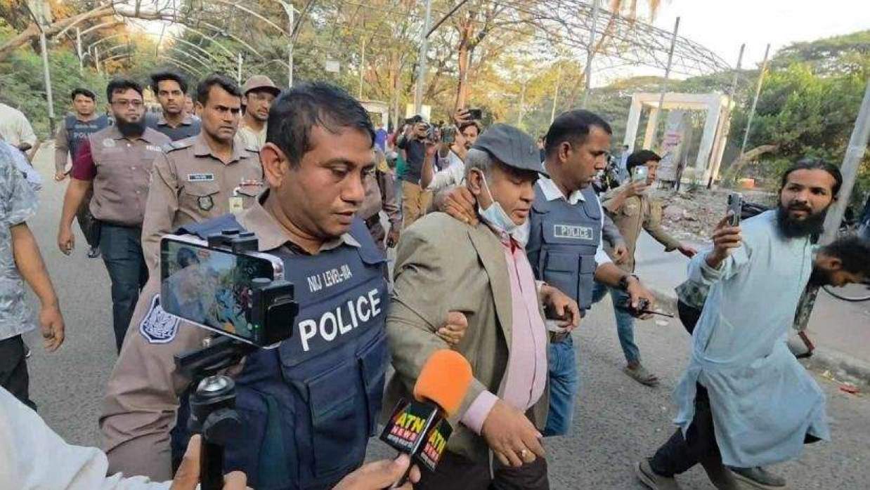 ঢাবি অধ্যাপককে ঘাড় ধরে নিয়ে যাচ্ছে পুলিশ